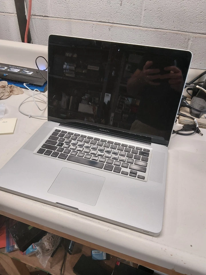 Apple MacBook Pro 15" A1286 2010 Intel Core i5 2,4 GHz - PARA REPUESTOS #581 Foto 2 de 4