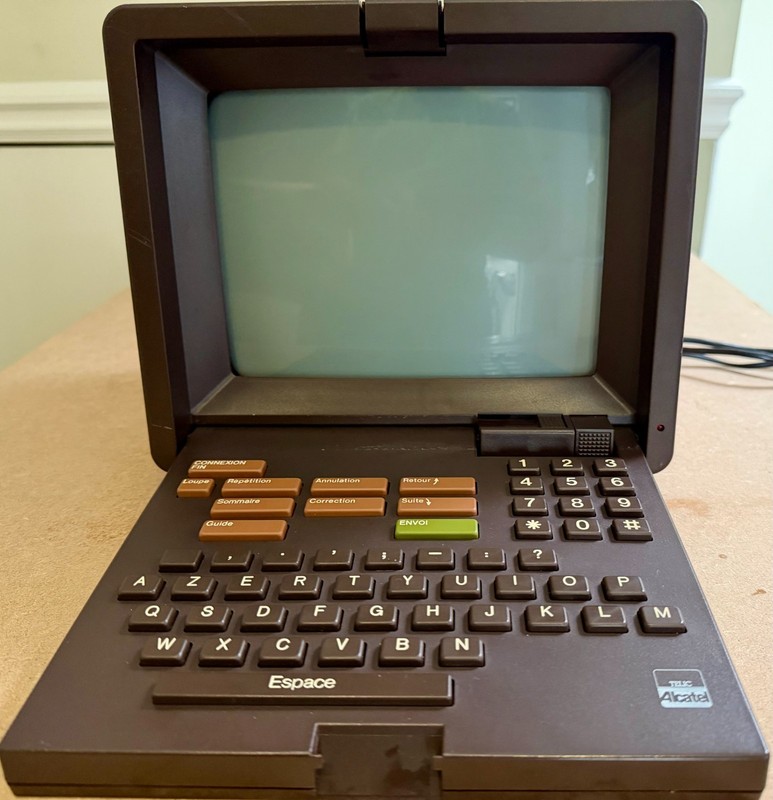 Vintage French Minitel 1 Telic Alcatel VB9 Terminal – Powers On, Text Displays
