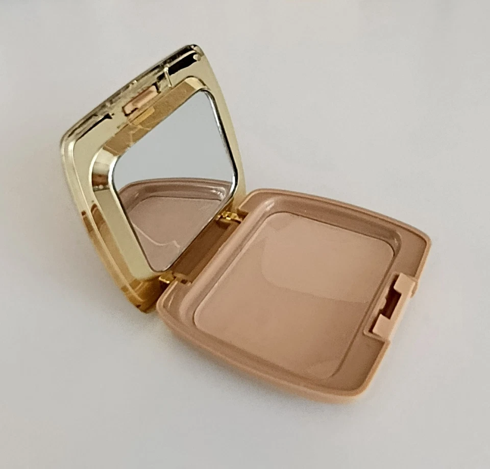 Protector solar compacto matificante Lancome Paris en polvo maquicake UV Francia Foto 4 de 4