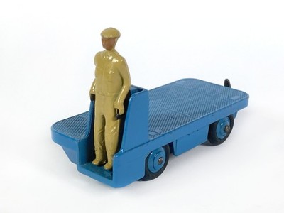 Lot 8622 Dinky Toys 14a - 400 BEV Truck Elektro-Kofferwagen mit Fahrer, 8 cm