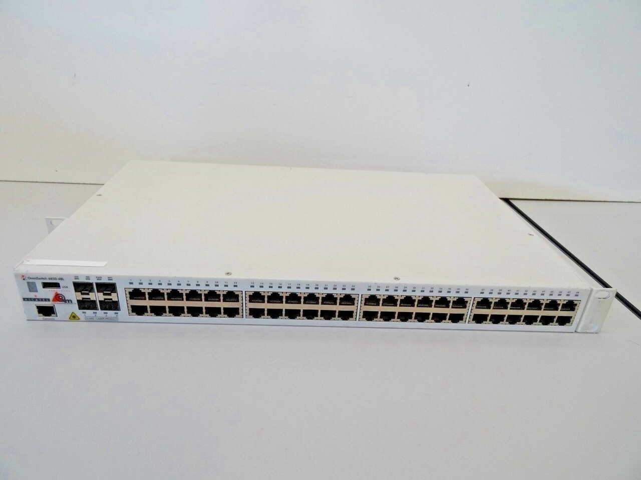 Switch Alcatel-Lucent OmniSwitch 6850-48L idéal pour centraliser le réseau d'un open space connecté