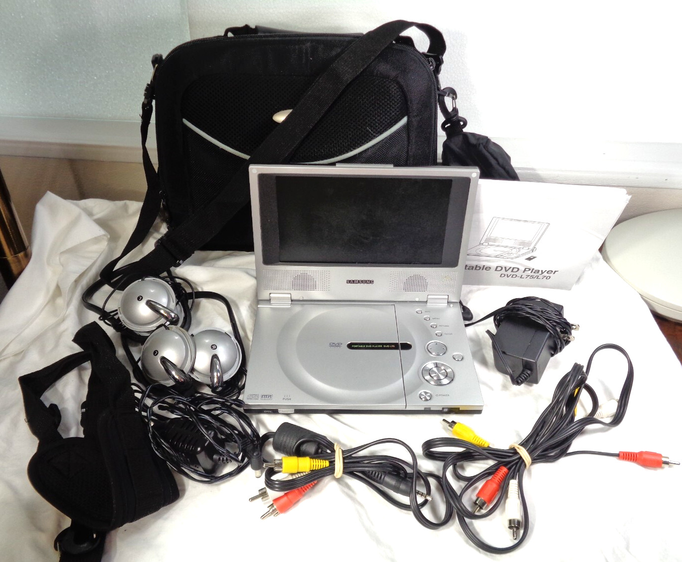 2 Earphones + Accessories / Dead Battery