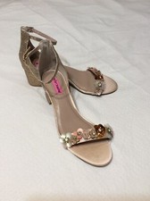 NEW BETSEY JOHNSON ADALEE Gold Glitter Sequin Flower Strap Block Heels Sz 8.5