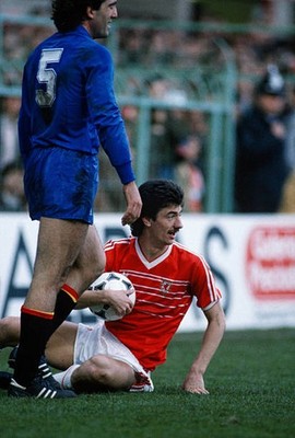 1985 W/C Qualifier Wales v Spain Goicochea of Spain and Ian Rush o- Old Photo