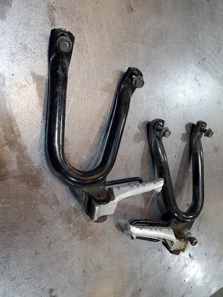 89-93 Yamaha FZR600 conjunto de suporte de apoio para os pés traseiro com parafusos!!! - Imagem 2 de 4