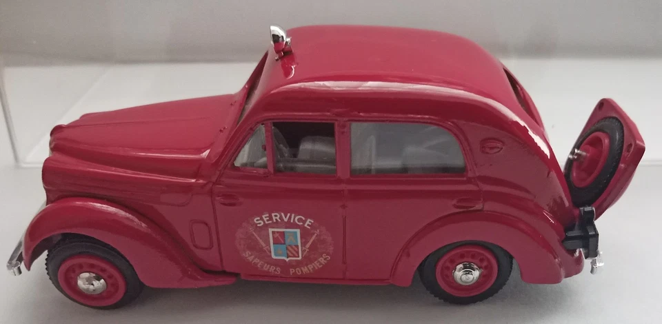 Французский пожарный автомобиль Eligor 1014 Renault Juva 4 Quatre Berline 1:43 - Изображение 2 из 4