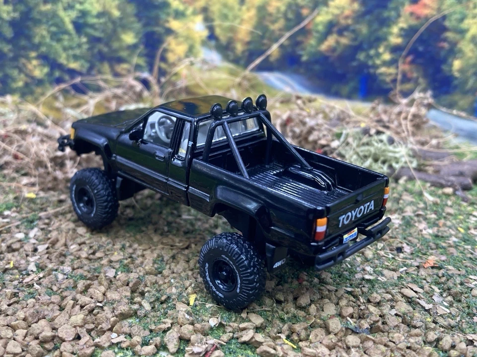 Toyota SR5 1985 camioneta pickup elevada 4x4 1/64 diecast personalizada Johnny Lightning Foto 3 de 4