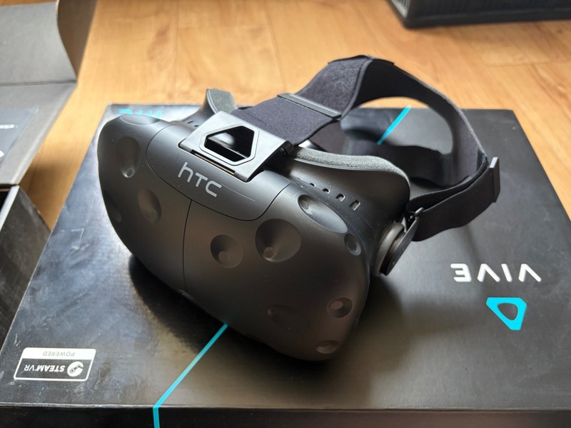 HTC Vive VR Virtual Reality Full kit Including Headset and Deluxe Audio Strap