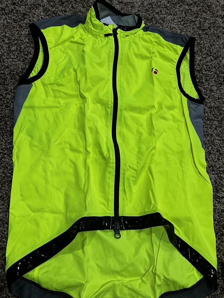 Chaleco de ciclismo Bontrager, calentadores de brazos y calcetines de trekking Foto 2 de 4