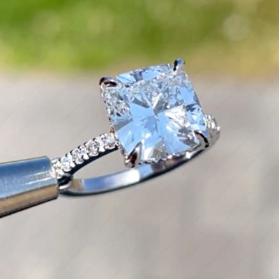 3,44 TCW Cushion Cut Moissanit Vier Krappen Verlobungsring 14K Weißgold vergoldet