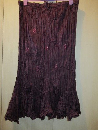 Bonmarche dunkler Pflaumenrock aus Crushed Cotton mit Pailletten und Anglaise, Gr. 18