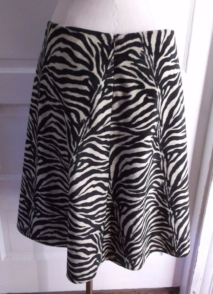 Falda oscilante Betsey Johnson New York estampado animal cebra piel sintética línea A para mujer 10 Foto 3 de 4