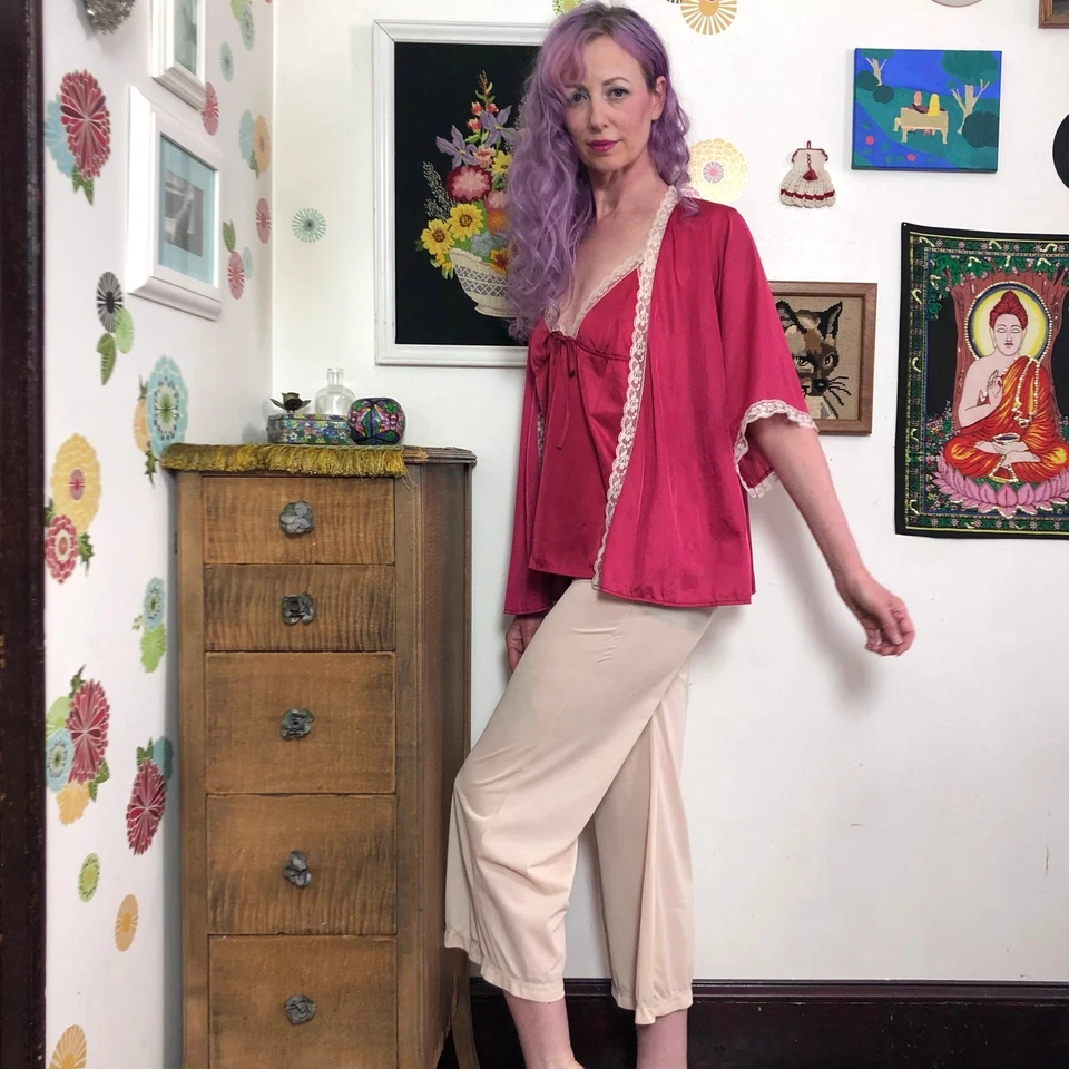 Calça pijama vintage de náilon, roupa de dormir cor creme da década de 1970, tamanho M cropped perna larga - Imagem 4 de 4