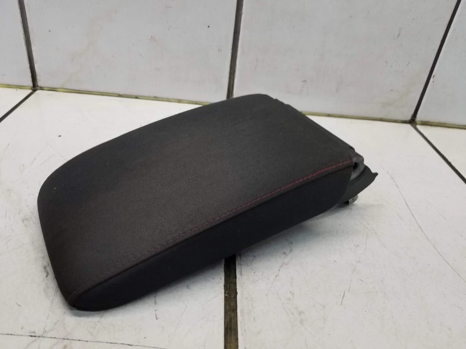 Volkswagen Golf GTI 2011 consola central reposabrazos Foto 3 de 4