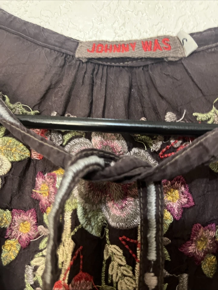 Top túnica Johnny Was FABIO talla S bordado floral marrón manga 3/4 botón y corbata Foto 4 de 4