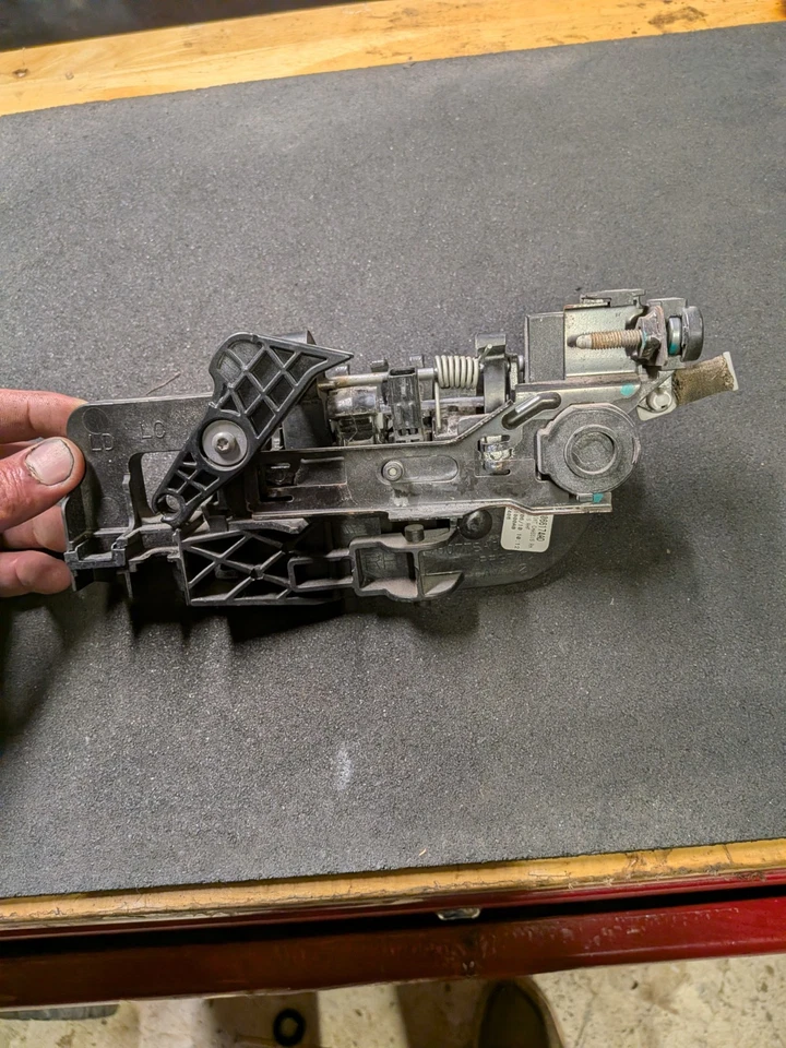 Dodge Challenger 2011 manija de puerta lateral para pasajeros con soporte de montaje Foto 3 de 4