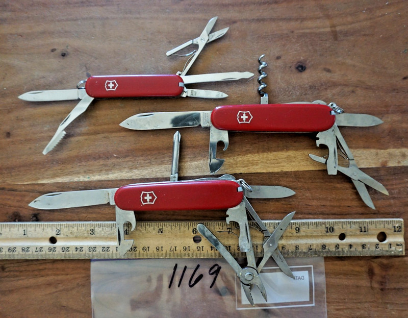 1169   3 assorted Victorinox (Swiss Army) pocket knives