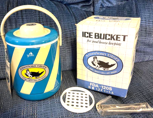 1985 ICE BUCKET NEW IN ORIGINAL BOX BY AMERICAN GLORY W/ STRAINER & METAL TONGS - Afbeelding 1 van 5