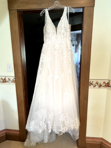 Gorgeous Martina Liana wedding dress, Style 1000 - worn once, only inside! - Picture 4 of 7