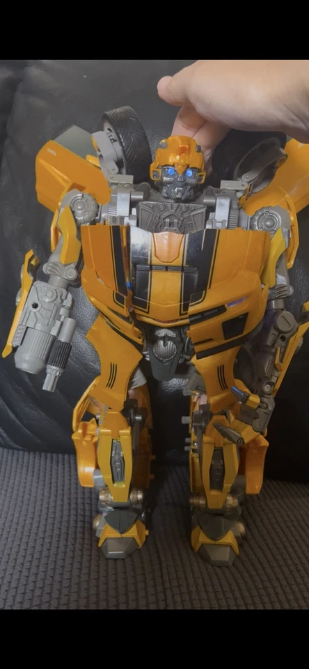 Transformers la película 2007 Ultimate Bumblebee con electrónica en funcionamiento Foto 2 de 2