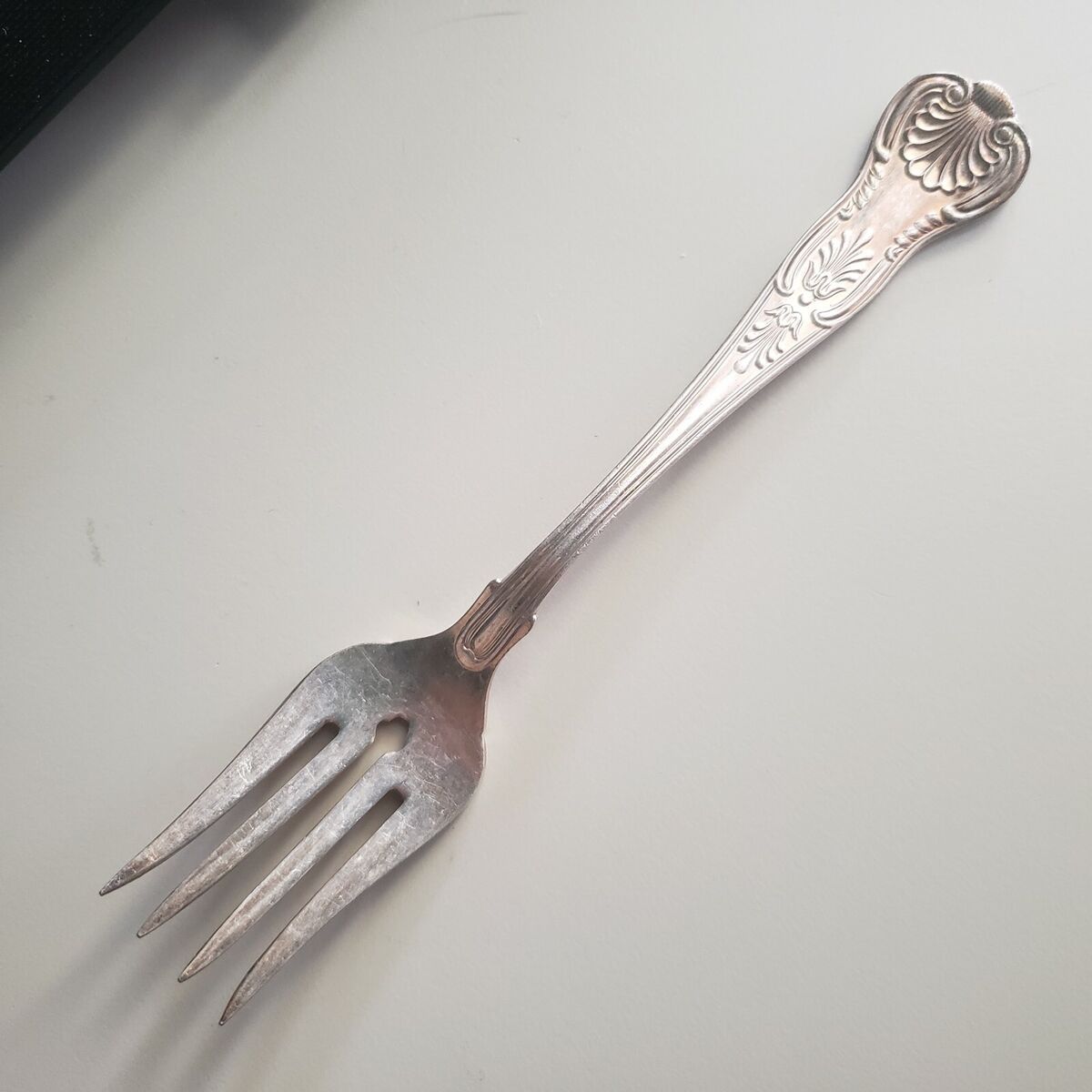 ANTIQUE VINTAGE COLLECTIBLE FORK 6.25 ANTIQUE VINTAGE COLLECTIBLE FORK 6.25