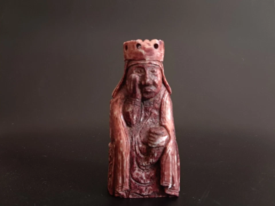 Lewis Chessmen Reina con cuerno, pieza tallada a mano, figura de ajedrez coleccionable Foto 2 de 4