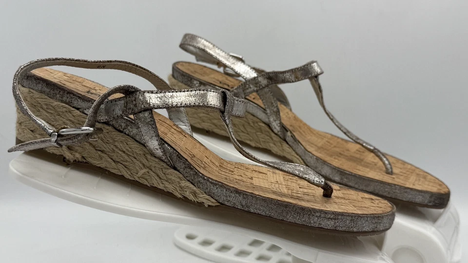 Sandalias de cuña para mujer Vaneli Kaffle plateadas trenzadas tanga talla 9 Metpat Foto 2 de 4