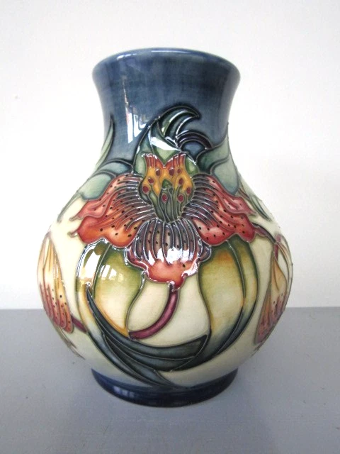 Moorcroft Vase in ANNA LILY Design (Nicola Slaney ) issued 1998 Perfect
Opens in a new window or tab