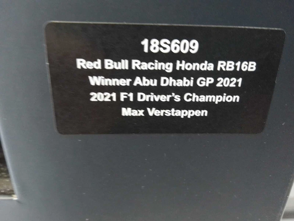 Spark Red Bull RB16B Max Verstappen Abu Dhabi GP World Champion 2021 1/18 18S609 - Immagine 3 di 3