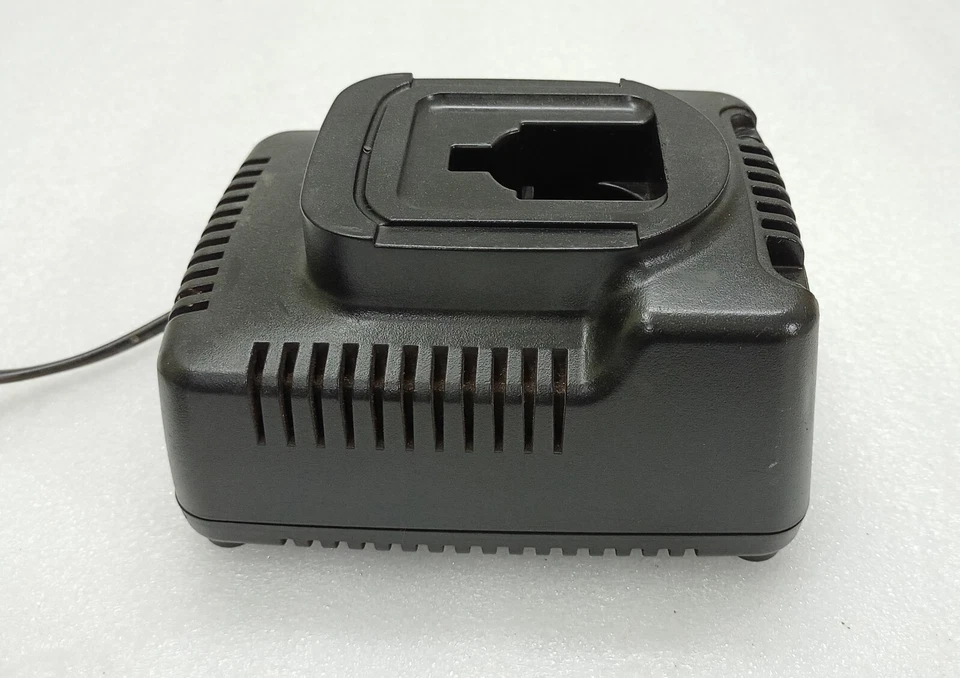 DEWALT DE9116 Charger 7.2- 18V 51 VA and DE9071 12V Battery 2.0 Ah - Image 4 of 4