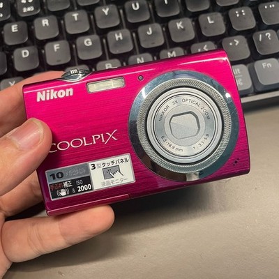 Nikon COOLPIX S230 Digital Camera 10.0 MP 3x Optical Zoom with Accessories Red