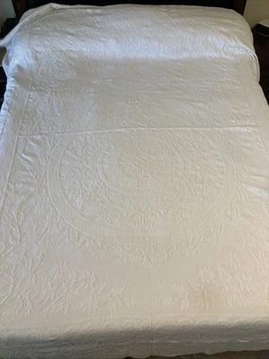 Vintage Crown Crafts Cotton Full Matelassé Bedspread Ivory Medallion USA 76 x 90 - Image 1 of 4