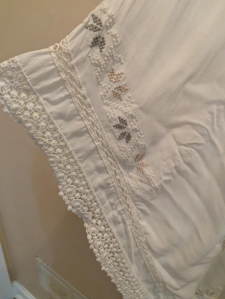 Top Monoreno Detalle Encaje en Crema Grande Foto 2 de 4