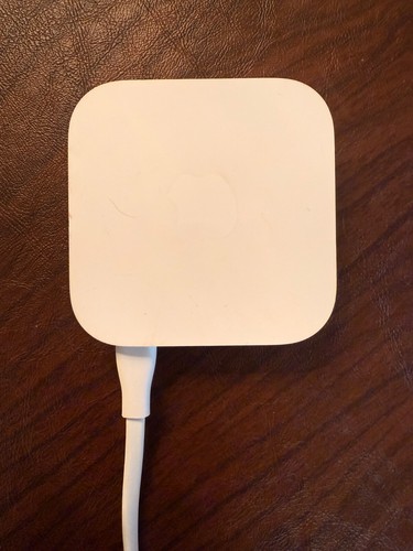 Apple AirPort Express Base Station Wireless Router White A1392 w/power cord