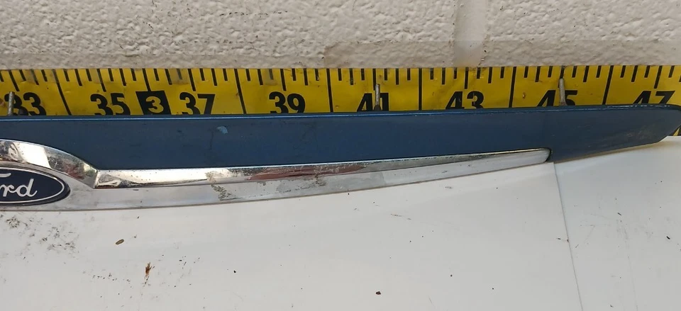 Pieza de moldura de manija de maletero azul OEM YFI2-13B482-A 2000-2005 Ford Taurus (LI56) usada OEM Foto 3 de 4