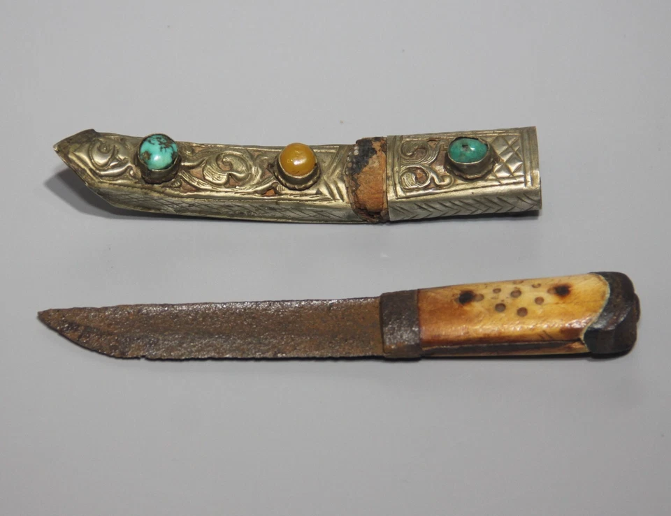 Maravilloso Mini Cuchillo de Cena Turquesa con Incrustaciones Budistas Antiguo Tíbet De Colección Foto 2 de 4