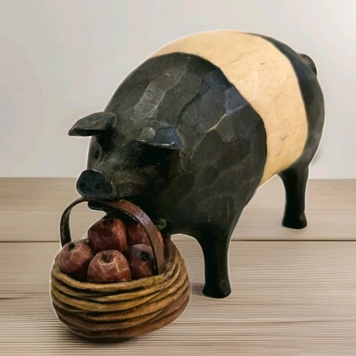 Teresa Kogut Schwein Figur Korb Äpfel Volkskunst schwarz-weiß Land Bauernhof