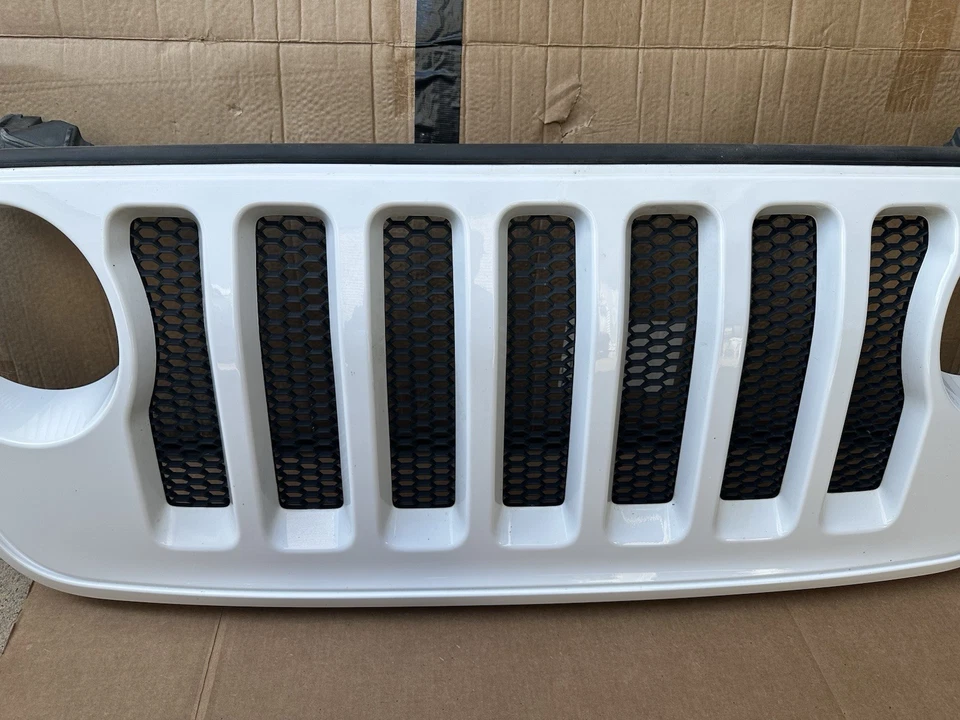 2018-2023 Jeep Wrangler JL Grille Assembly & Inserts White OEM 6DF49TRMAC USA - Изображение 3 из 4