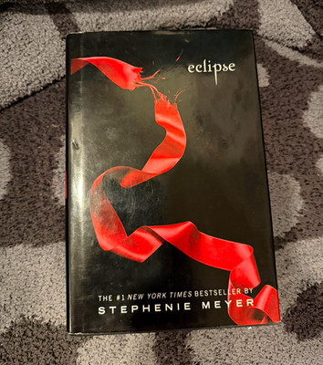 Stephenie Meyer Twilight Saga: Eclipse Hardcover w/ Dust Jacket (English)