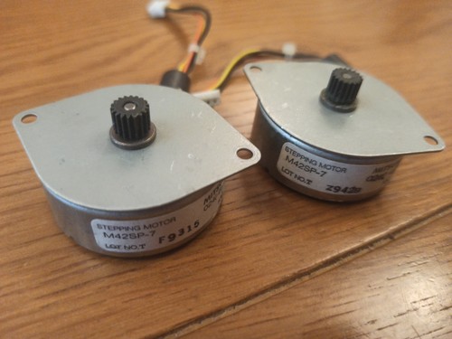 2 x Stepper motor Mitsumi M42SP-7 unipolar 7.5°, 7 Ohm, 12V - Picture 1 of 4