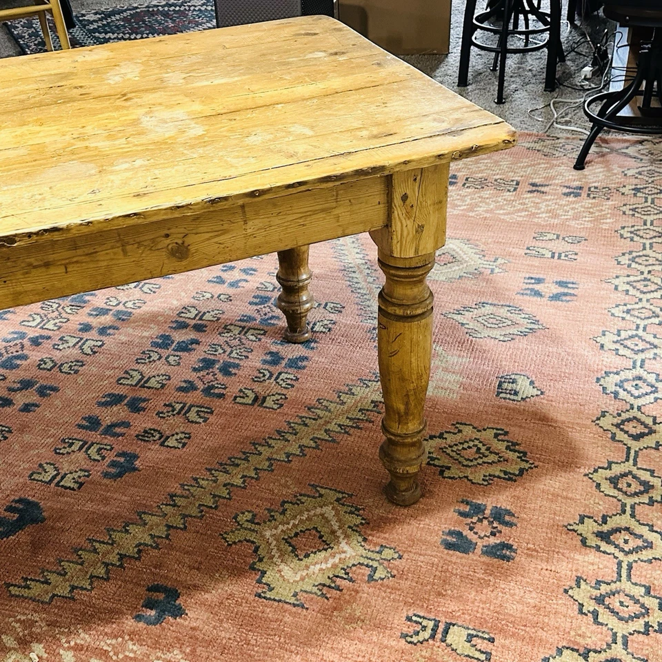 Mesa de jantar antiga de pinho acabamento desgastado. Assentos 6 pessoas. - Imagem 4 de 4