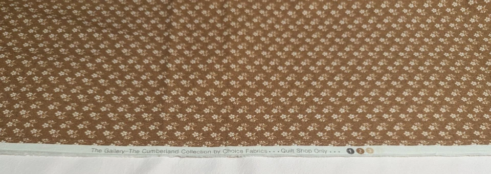 Pequeñas flores blancas sobre fondo marrón claro. Tela de algodón. The Cumberland Col Foto 2 de 3