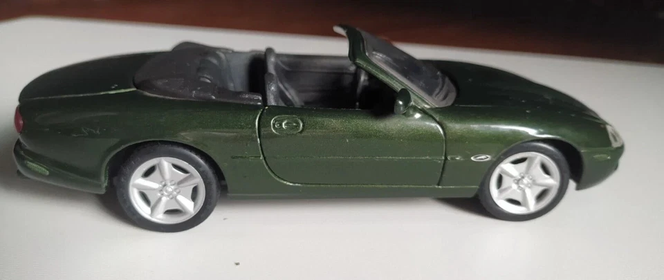 AUTOMOBILE JAGUAR XK8 MAISTO SCALA 1/24 - Immagine 3 di 4