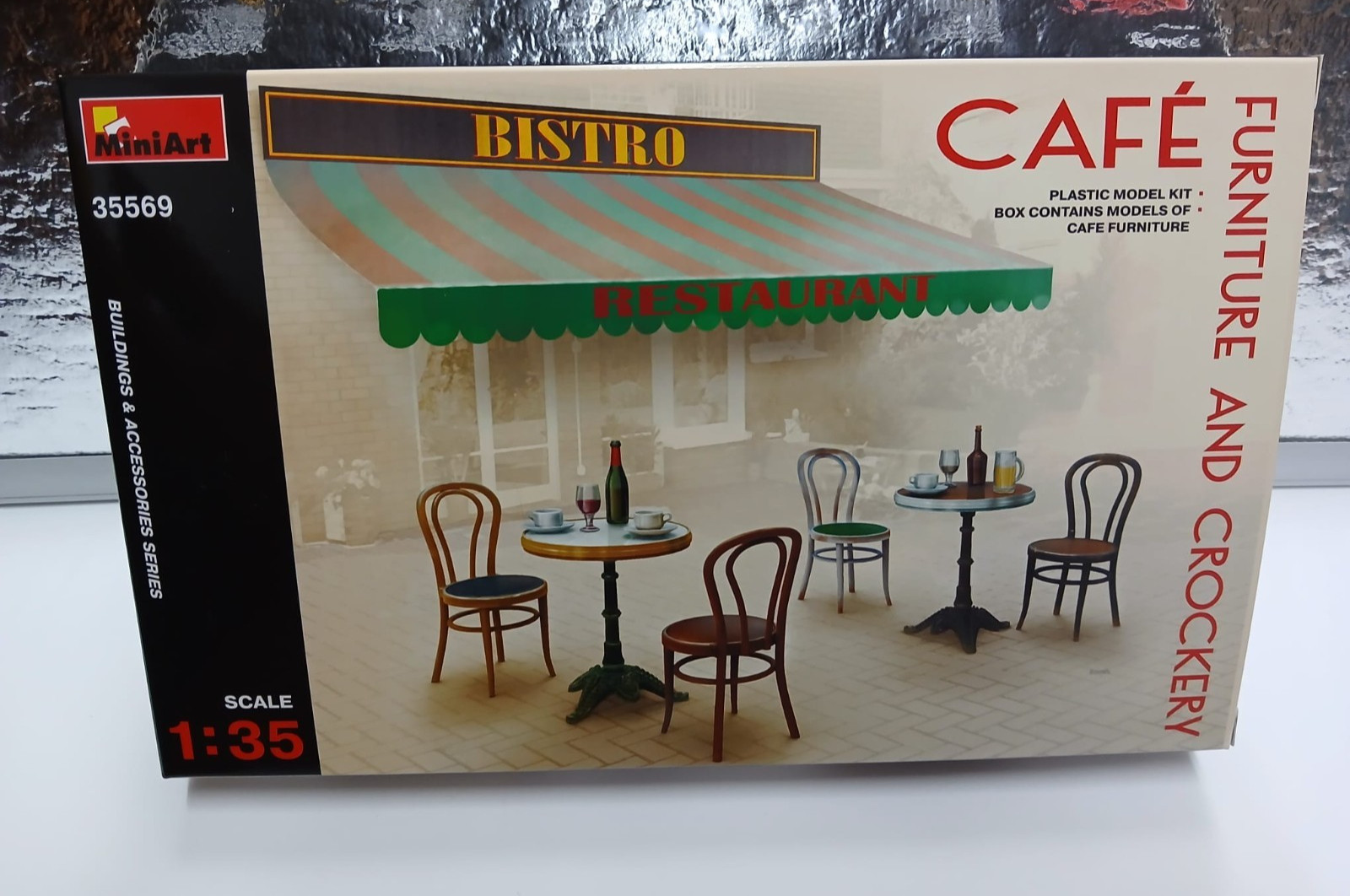 MINIART 35569 : Mobilier et Vaisselle Cafè Échelle 1/35