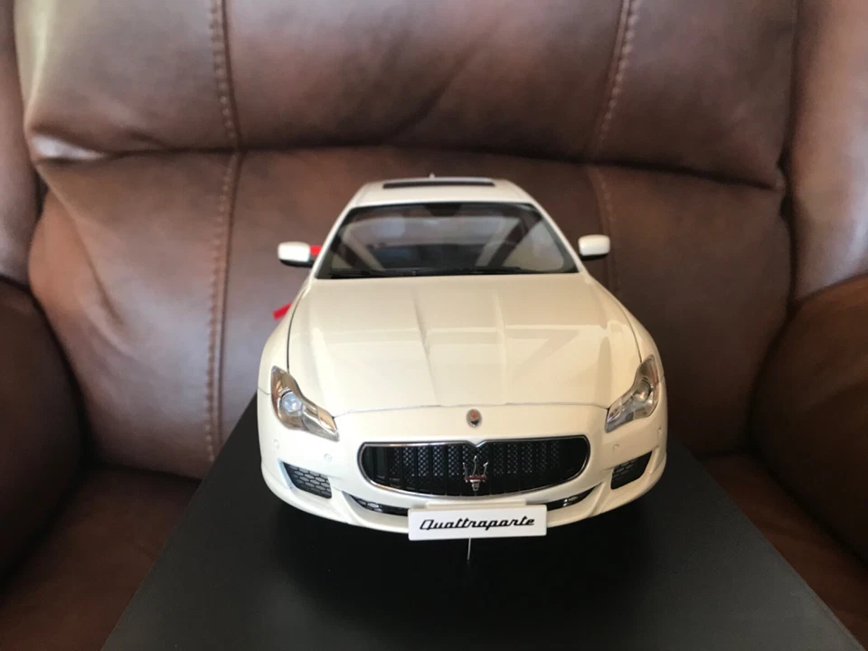 AUTOART 1/18 MASERATI QUATTROPORTE GTS BLANCO ALPINO 75808 Foto 3 de 4