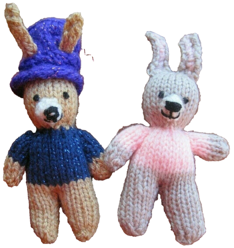 TWO HAPPY BUNNIES. HAND KNITTED. 5 INCHES TALL. - Afbeelding 1 van 2