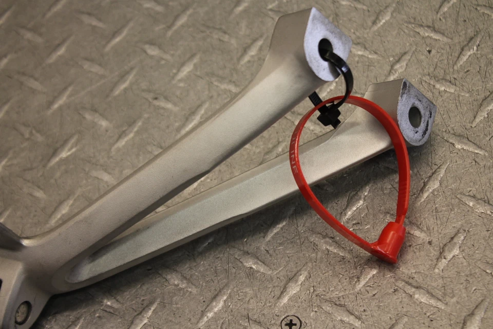 Suzuki GSXR600 2006 clavija de pasajero trasero derecho Foto 4 de 4