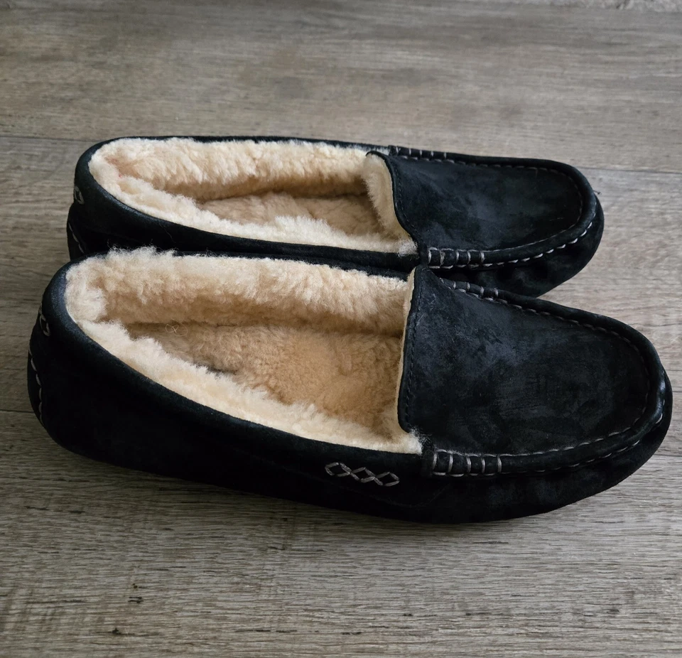 Chinelo feminino UGG Ansley preto resistente à água camurça forro de pele bege tamanho 7 - Imagem 3 de 4