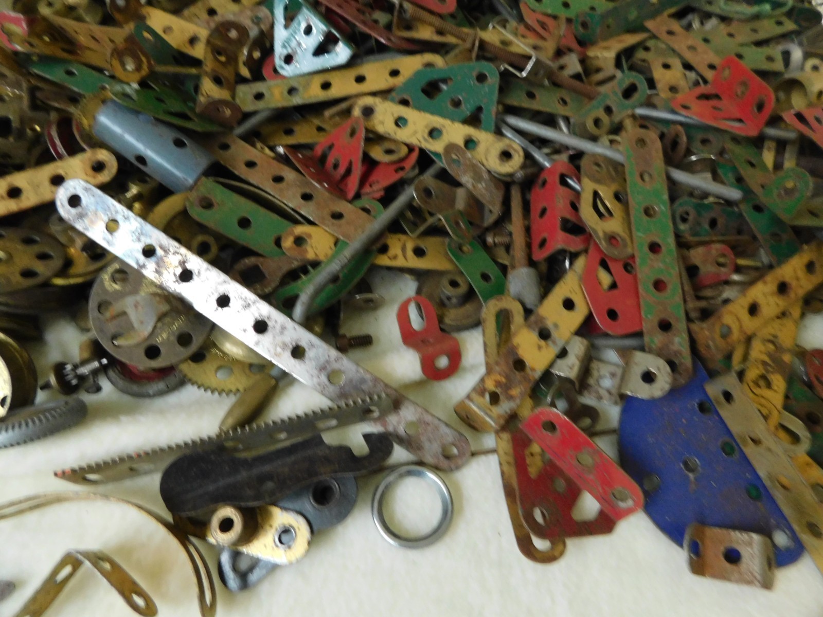 Vintage 18.5kg Meccano Joblot Spare Parts Wheels Cogs Screws Motor Plates etc
