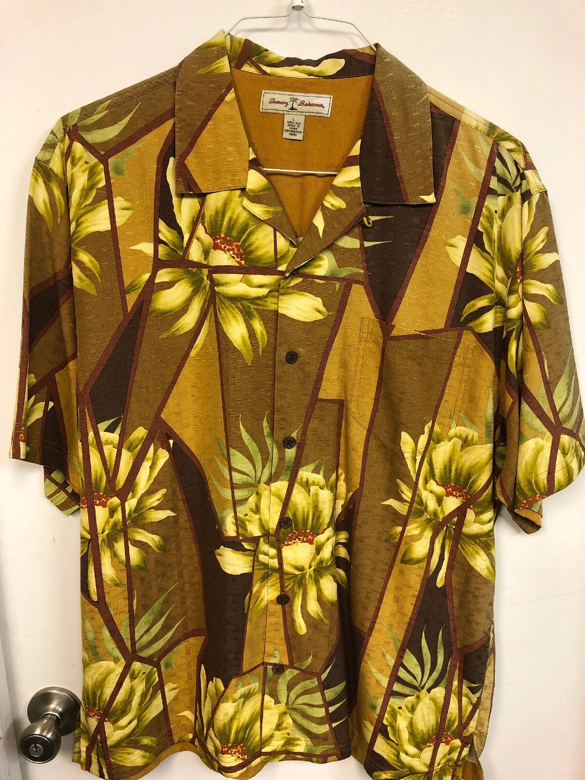 Tommy Bahama Men’s Hawaiian Shirt Size Large 100% Silk Cool Geometric Pattern